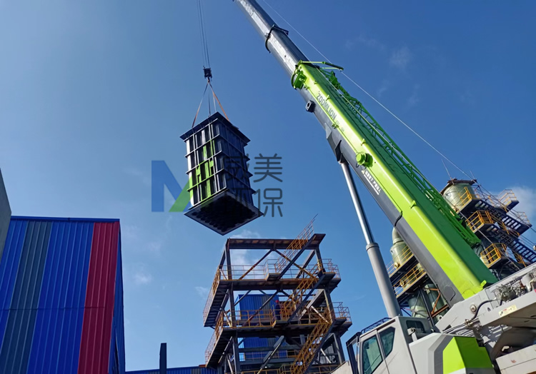 來(lái)自現(xiàn)場(chǎng)的氰尿酸尾氣治理濕電除塵器安裝圖